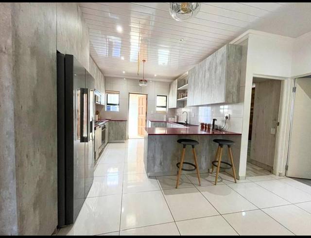 6 BEDROOM HOUSE FOR SALE IN CHATSWORTH